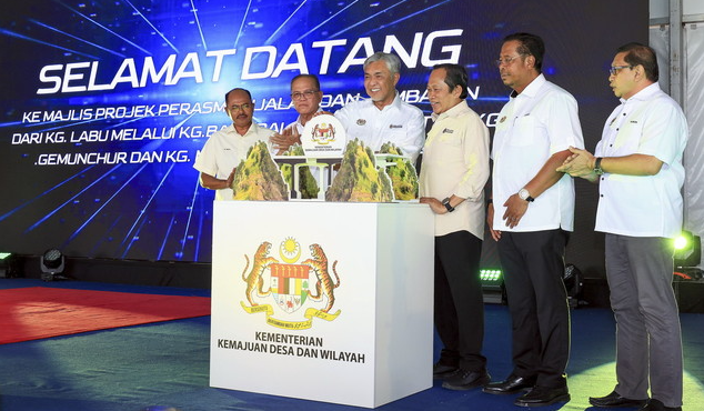 Timbalan Perdana Menteri, Datuk Seri Dr Ahmad Zahid Hamidi menyempurnakan gimik perasmian Projek Jalan Luar Bandar, Kementerian Kemajuan Desa dan Wilayah di sini, hari ini / BERNAMA